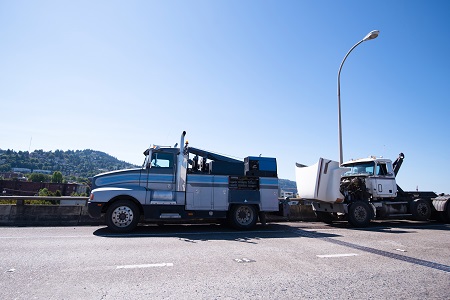 Mobile Repair Shop On The Basis Of Towing Semi Truck Is Repairing Faulty Semi Truck On The Road